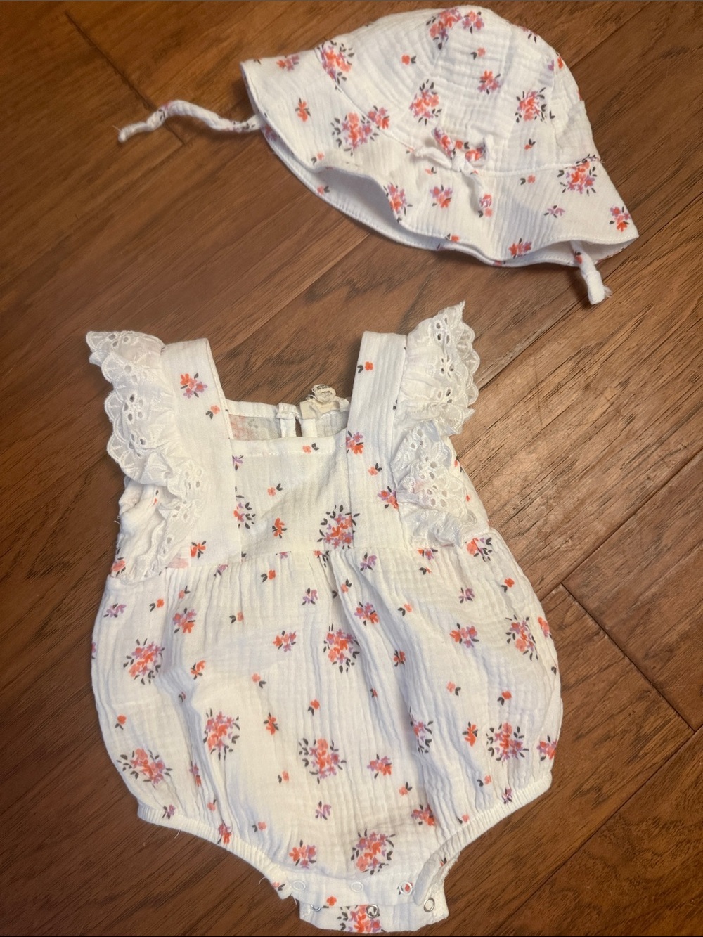 Jessica Simpson White Floral Baby One-Piece Bodysuit with Sun Hat